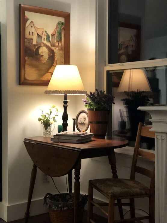 Уютен кът с лампа и подредена повърхност